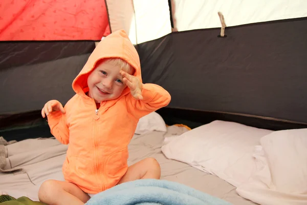 Jong kind wakker worden in de tent na camping — Stockfoto