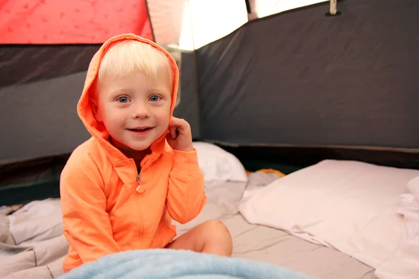 年轻的孩子在帐篷中露营后醒来 — 图库照片