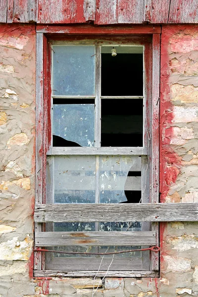 Разбитое старое окно на фоне заброшенного сарая — стоковое фото