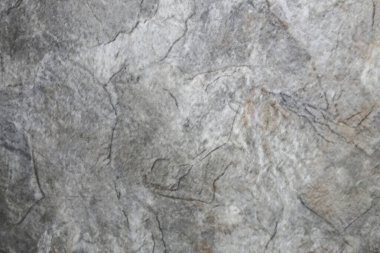 Açık ve koyu gri kaplamalı zemin doğal taşa benzemesi için tasarlanmış..