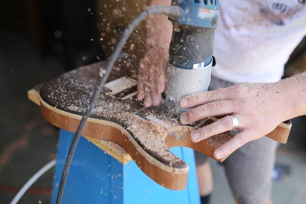 Luthier Používá Nástroj Dremmel Vrtání Tvarů Ručně Vyrobenou Dřevěnou Elektrickou — Stock fotografie