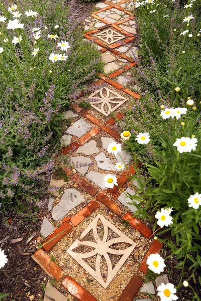 Hermoso Camino Jardín Diseñado Creativamente Hecho Con Ladrillos Recuperados Adoquines — Foto de Stock