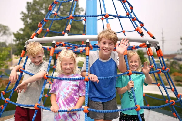 Grupo Crianças Pequenas Felizes Sorridentes Está Divertindo Jogando Playground Dia — Fotografia de Stock