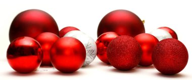 bir koleksiyon, beyaz ve kırmızı süsler beyaz bir arka plan üzerinde dağılmış Noel ampul köpüklü