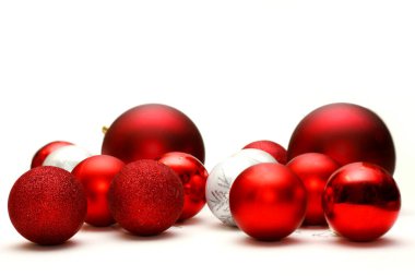 bir koleksiyon, beyaz ve kırmızı süsler beyaz bir arka plan üzerinde dağılmış Noel ampul köpüklü