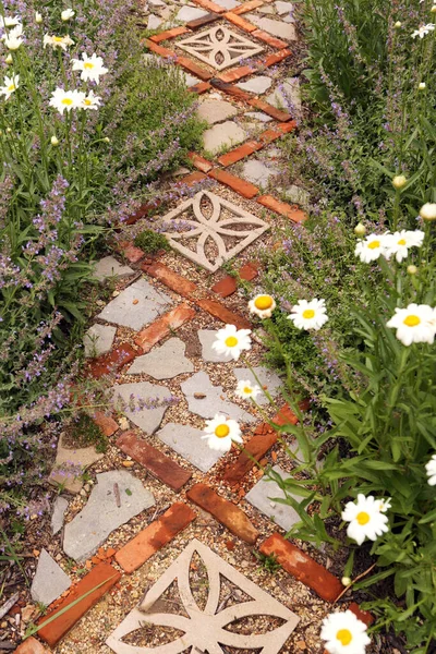 Bellissimo Percorso Giardino Progettato Modo Creativo Realizzato Con Mattoni Recuperati — Foto Stock