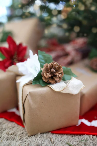 Kerstcadeautjes Worden Onder Een Boom Getoond Natuurlijk Kraftpapier Met Poinsettias — Stockfoto