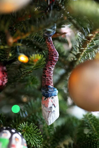 Close Legno Intagliato Mano Babbo Natale Faccia Cappello Appeso Albero — Foto Stock