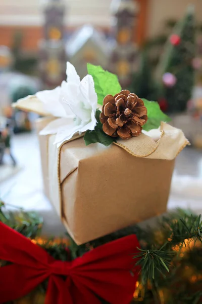 Kerstcadeautjes Worden Onder Een Boom Getoond Natuurlijk Kraftpapier Met Poinsettias — Stockfoto