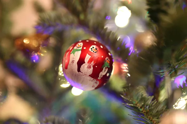 Håndlaget Snømenneske Barn Henger Juletreet – stockfoto