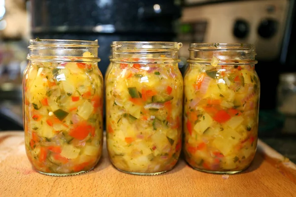 Membuka Toples Pineapple Pepper Vegetable Salsa Yang Baru Dikalengkan Dapur Stok Gambar Bebas Royalti