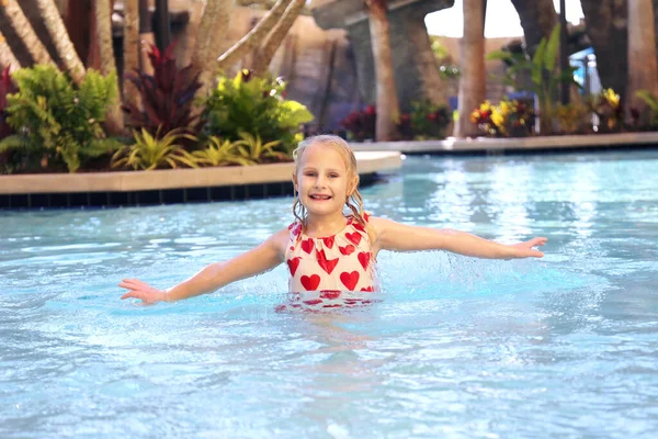 Маленькая Девочка Играет Тропическом Бассейне Курорта Отпуске — стоковое фото