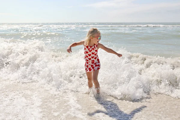 Küçük Bir Kız Çocuğu Florida Sahilindeki Okyanusta Koşuyor Oynuyor — Stok fotoğraf