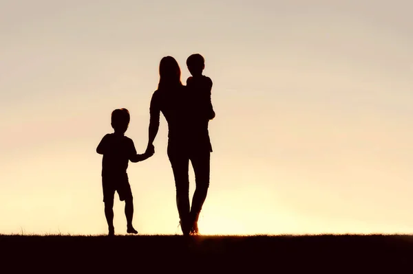 Silueta Una Joven Madre Caminando Con Amor Mano Con Niño — Foto de Stock