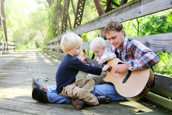 Een Vader Zijn Twee Jonge Jongen Kinderen Zitten Buiten Een — Stockfoto