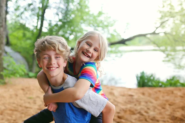 Dvě Šťastné Malé Děti Bratr Sestra Usmívají Smějí Když Hrají — Stock fotografie