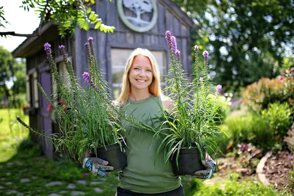 Seorang Wanita Bahagia Kaukasia Tukang Kebun Memegang Dua Pot Purple — Stok Foto