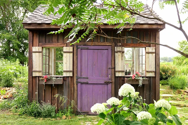 Charming Rustic Wood Shed Sitting Cottage Flower Garden —  Fotos de Stock