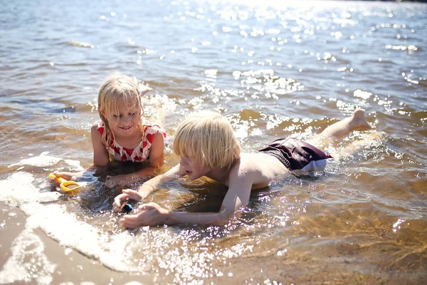 Duas Crianças Pequenas Estão Brincando Fora Água Praia Dia Verão — Fotografia de Stock