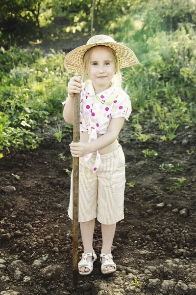 Junges Mädchen im Garten — Stockfoto