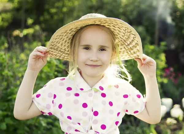 Jong meisje in de tuin — Stockfoto