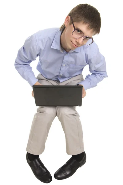 Laptop beyaz arka plan üzerinde tutan genç adam — Stok fotoğraf