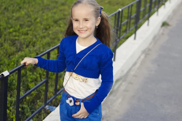 Schönes kleines Kind lächelt — Stockfoto