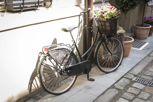 Bicicleta cerca de la pared — Foto de Stock