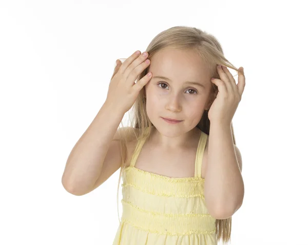 Vackra barn i gul klänning — Stockfoto