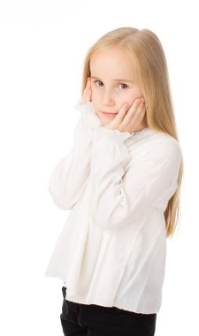 bir yetişkin olarak giymiş küçük bir kız