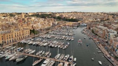 Birgu şehrinin hava manzarası. Üç şehir ve yatlı marina. Malta