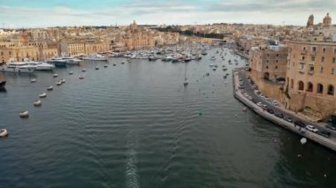 Birgu şehrinin hava manzarası. Üç şehir ve yatlı marina. Malta adası
