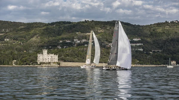 Castillo Miramare con veleros — Foto de Stock