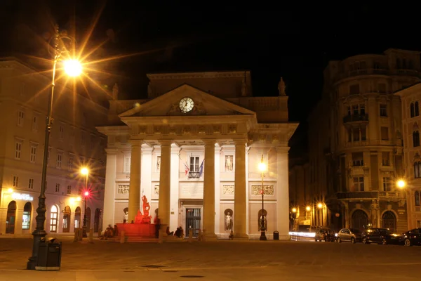 Vista noturna da praça "Piazza della Borsa " — Fotografia de Stock