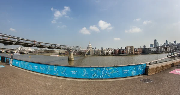 The Millennium Bridge and St Paul cathedral — Stock Photo, Image