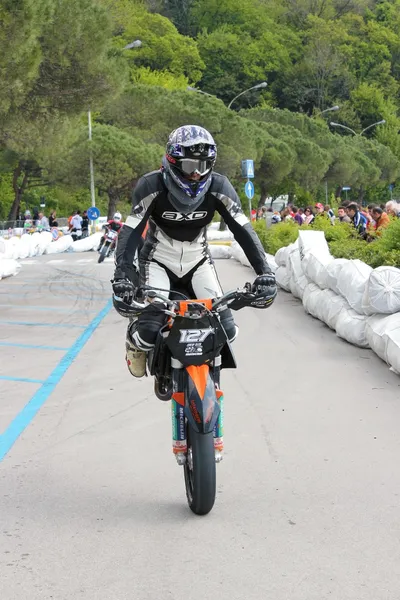 Desempenho esportivo de uma corrida supermotard — Fotografia de Stock