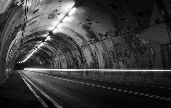 Natt syn på en upplyst vägtunnel — Stockfoto