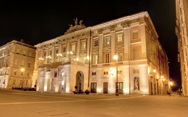 Scène de vie nocturne sur le théâtre Verdi de Trieste Images De Stock Libres De Droits