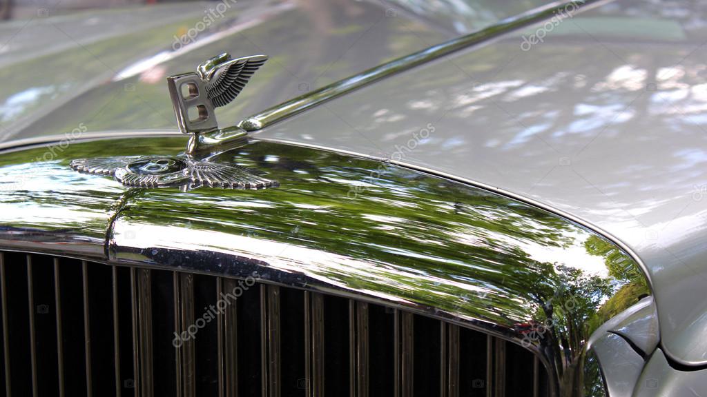 Bentley logo on a old car