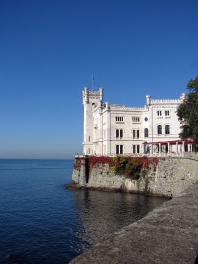 miramare kale deniz kenarında