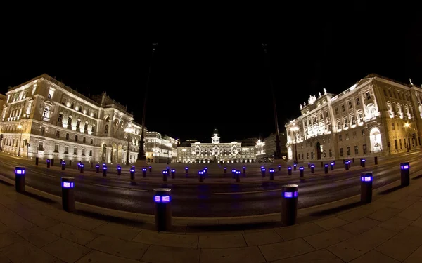 Nachtansicht der leeren "Piazza Unità" — Stockfoto