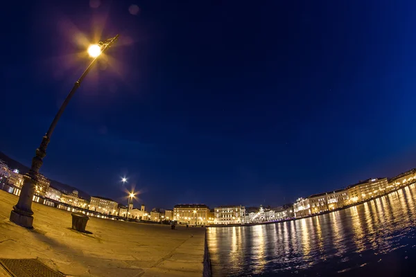 Vista nocturna de "Piazza Unite.net" (unidad cuadrada) de "Molo Audace " — Foto de Stock