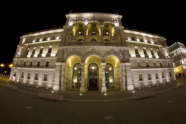 Nachtansicht der leeren "Piazza Unità" — Stockfoto