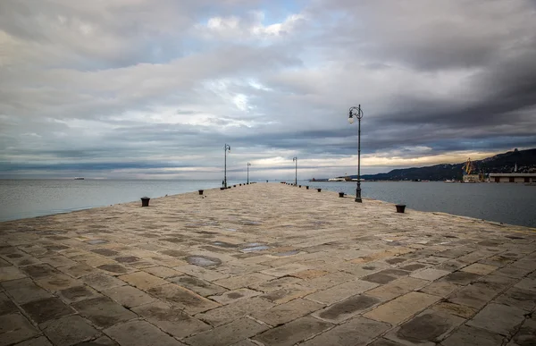 Pier "audace", trieste görünümü — Stok fotoğraf