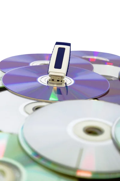 CD'ler ve DVD'ler üzerinde USB tükenmezkalem götürmek — Stok fotoğraf