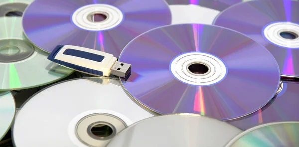 CD'ler ve DVD'ler üzerinde USB tükenmezkalem götürmek Stok Fotoğraf