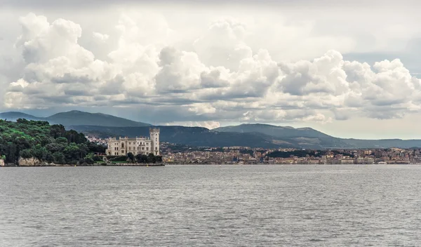 Castillo de Miramare desde el mar, Trieste. Italia Imágenes de stock libres de derechos