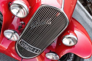 Kırmızı klasik araba detay