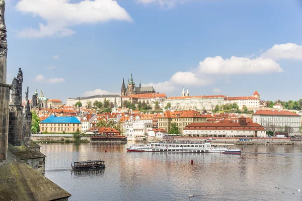 Widok na Pradze i vltava od mostu starym miastem najbardziej — Zdjęcie stockowe