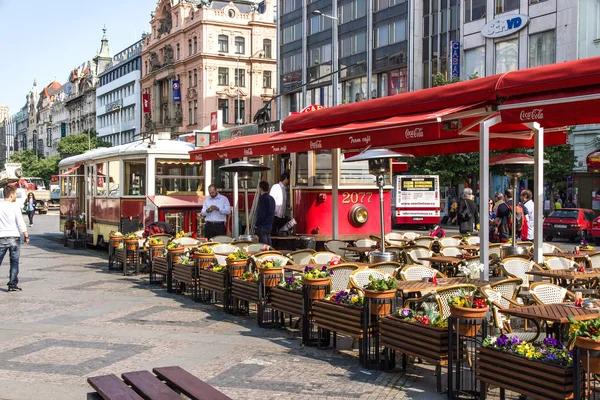 Udsigt over restaurant i Wenzelspladsen i Prag - Stock-foto